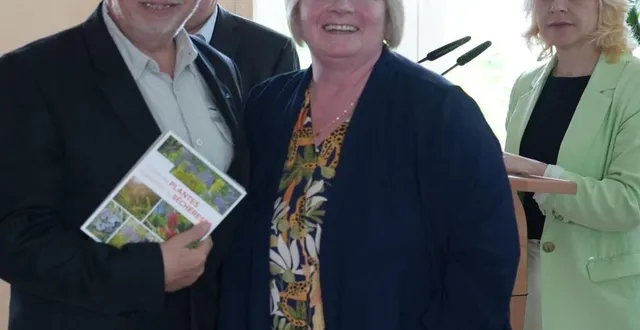 photo  le prix a été remis à philippe bigot par agnès laigre et béatrice buon.  &copy;  ouest-france 