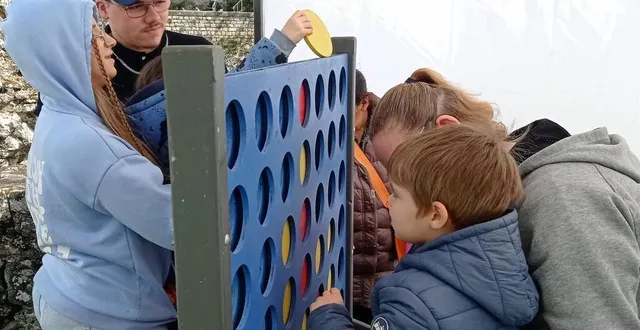 photo  la sixième des huit chasses aux œufs organisées par la fédération de l’orne du secours populaire a eu lieu, mercredi, après-midi dans l’enceinte du château. un parcours de jeux a été mis en place pour les enfants de 4 à 14 ans.  &copy;  ouest-france 