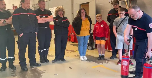 photo  lors des semaines du volontariat chez les pompiers, le commandant éric guais, chargé de la promotion du volontariat, a montré comment utiliser un extincteur.  &copy;  ouest-france 