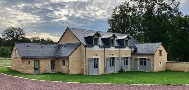 photo  le nouveau bâtiment est face au gîte, au cœur de 17 hectares de nature.  &copy;  le maine libre 