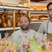 photo au fournil de précigné jeudi matin : le patron fabrice chadaigne et son apprenti nicolas s’apprêtent à bénéficier des précieux conseils d’aurélien le mouillour, meilleur ouvrier de france en boulangerie.