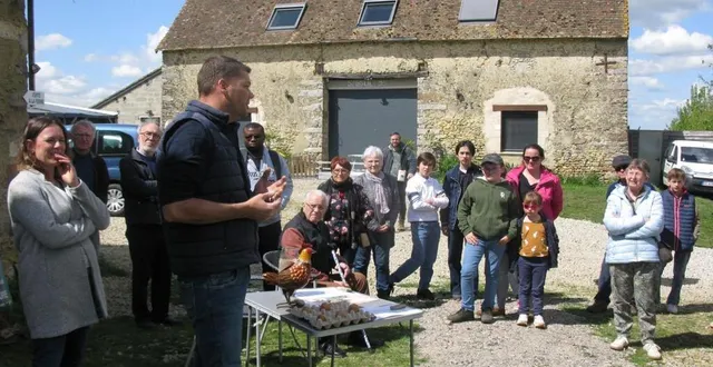 photo  au premier plan, benjamin cabaret et son épouse ont présenté la fermeau public.  &copy;  ouest-france 