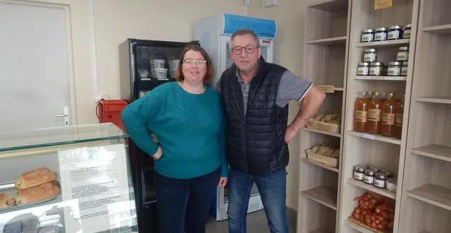 photo  edwige, en compagnie de michel, a repris l’unique commerce du village.  &copy;  le maine libre 