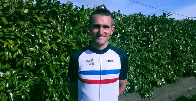 photo  arnaud deceroit avec son maillot de champion de france de duathlon, fraîchement conquit le 5 avril 2025 à macon.  &copy;  ouest-france. 