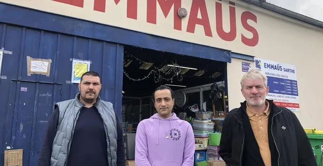 photo  maheiddine guerrar, adjoint au responsable du site le mans nord, reza hayati, compagnon, et jean-michel houdbine, responsable de communauté itinérant, devant le magasin de la zone nord du mans, actuellement en liquidation de stock.  &copy;  le maine libre 
