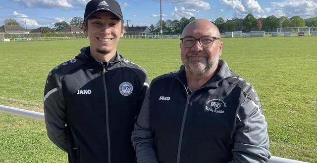 photo  lenny rabian, en service civique, et gilles miguet, le président du groupement de football val de sarthe annoncent une fête, le samedi 26 avril 2025, pour la remise de deux labels.  &copy;  le maine libre 