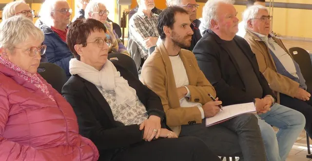 photo  mardi soir, l’assemblée générale qui s’est tenue à semur-en-vallon n’a pas rassuré les salariées de l’office de tourisme, ni les prestataires.  &copy;  le maine libre 