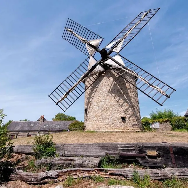 photo deux moulins du xixe siècle se trouvent au sommet du mont-dol.  ©  hervé ronné / bretons