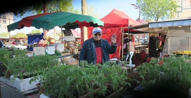 photo  « j’aime les marchés car on rencontre des amoureux de la nature », confie andré le jardinier comme le jeudi aux sablons.  &copy;  ouest-france. 