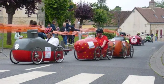 photo  le jeune public apprécie toujours la course de voitures à pédaliers qui se déroule dans le village.  &copy;  archives le maine libre 