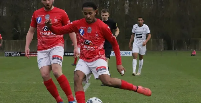 photo  enzo lasne (balle au pied) et le fc flers reçoivent une équipe de saint-lô reléguée et ont l’occasion de gratter de précieux points pour le maintien en national 3.
                     &copy;  archives serge ruer 