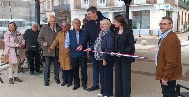 photo  les élus coupent le ruban pour inaugurer le kiosque.  &copy;  ouest-france 