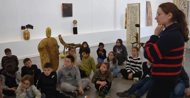 photo  les élèves de cm2 de l’école jules-verne ont trouvé auprès de léonie clénet des clés de compréhension liées à l’univers développé par l’artiste qiang ma.  &copy;  ouest-france 