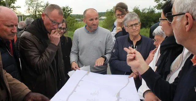 photo  l’adjoint au maire benoit legay (au centre) a sorti un plan en fin de réunion pour répondre aux questions des riverains de la rue des jumeaux, jeudi 24 avril 2025, à sablé-sur-sarthe.  &copy;  ouest-france 