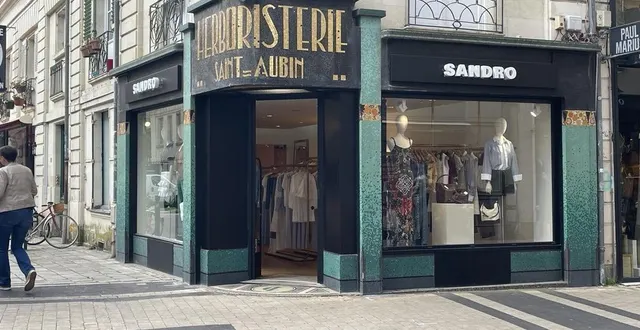 photo  rue saint-aubin, la devanture de sandro est emblématique, avec ses mosaïques datant de l’époque où la boutique était une herboristerie.  &copy;  ouest-france 