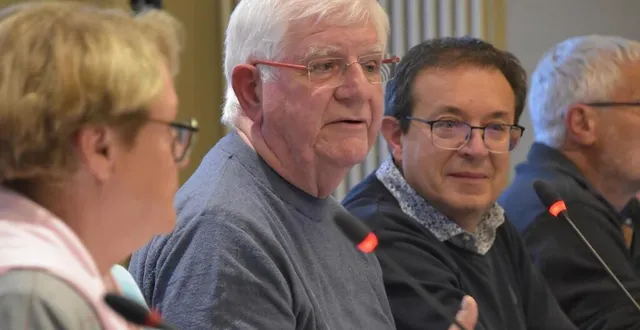 photo  joseph galon (au centre) regrette que, face aux obligations de la collectivité, « on ne trouve jamais les obligations des gens du voyage vis-à-vis de la collectivité ».  &copy;  co – joël audouin 