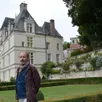 photo  guy de malherbe devant le château de poncé. 