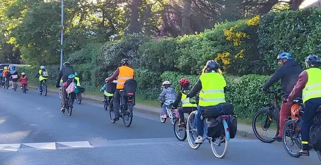 photo  enfants et adultes pédalent sur le chemin de l’école.  &copy;  ville de bouchemaine 