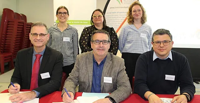 photo  de gauche à droite, stéphan domingo directeur de la délégation de la sarthe de l’ars, françois boussard, pierre ouvrard et au second rang, julie baron, chargée du développement territorial sud à l’ars, christelle lebrun, directrice du centre social equip’âges, et lison legrand, coordinatrice du contrat local de sécurité.  &copy;  le maine libre 