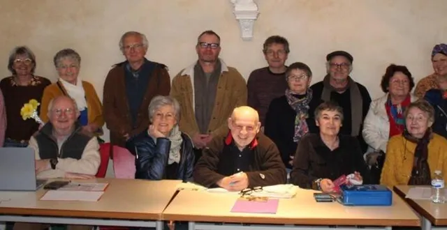 photo  alain renou, président, entouré des membres présents.  &copy;  le maine libre 