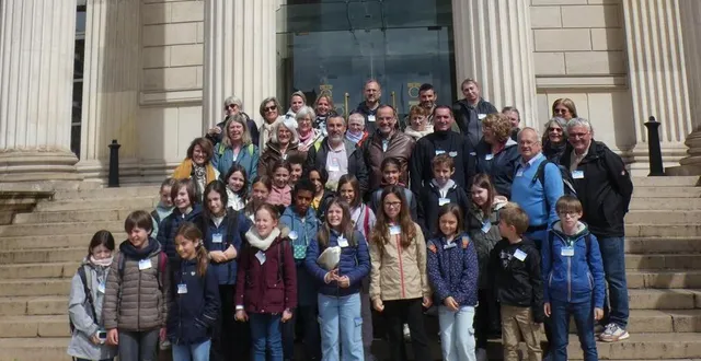 photo  les 22 enfants sur les marches du palais bourbon.  &copy;   le maine libre 