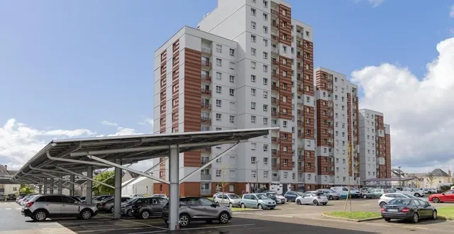 photo  au mans, la résidence georges-gauthier, composée de trois tours de 14 étages, a été entièrement rénovée après deux ans de chantier.  &copy;  altyn 