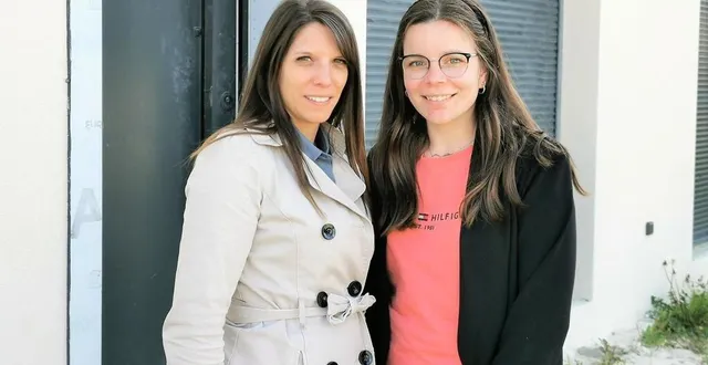 photo  christina et pauline (à droite), devant les futurs nouveaux locaux de leur mam de douze places, au n° 14 du boulevard des avocats à moncé-en-belin.   &copy;  le maine libre. 