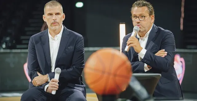 photo  christophe le bouille (à droite, au côté de l’entraîneur guillaume vizade) est président du msb depuis 2008.  &copy;  archives dominique breugnot, ouest-france 
