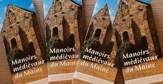 photo  les catalogues sont disponibles à l’accueil du manoir de la cour à asnières-sur-vègre  &copy;  manoir de la cour 