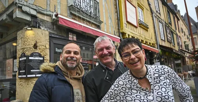 photo  sébastien blondeau (à gauche) va recréer l’auberge des 7 plats dans le restaurant le saint-pierre, géré par patrick et séverine breteau.  &copy;  le maine libre – denis lambert 