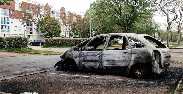 photo  une voiture a été détruite par un incendie, dans le quartier de perseigne, à alençon (orne), dans la nuit du 25 au 26 avril 2025 (photo) et une autre dans le quartier de courteille.  &copy;  ouest-france 