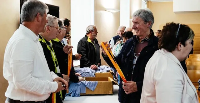 photo  les bénévoles se sont vus remettre des médailles et des maillots pour leur participation.  &copy;  ouest-france 