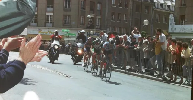 photo  en 2002, le peloton avait remonté la rue du 6 juin de flers jusqu’au rond-point des cinq becs.  &copy;  archives ouest-france 