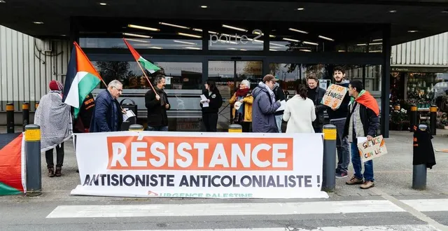 photo  une quinzaine de manifestants étaient rassemblés devant le carrefour de condé-sur-sarthe (orne), ce samedi 26 avril 2025.  &copy;  ouest-france 