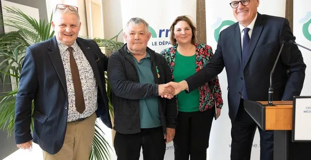 photo  thierry moulinet entouré par les conseillers départementaux frédéric godet et cendrine chazé-foucher, et christophe de balorre.  &copy;  conseil départemental 61 