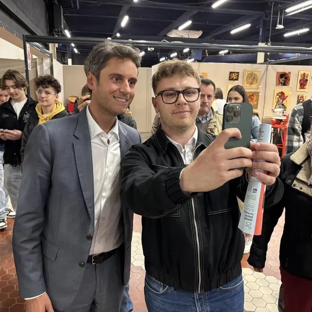 photo gabriel attal a réalisé de nombreux selfies ce samedi 26 avril 2025 à la foire d’angers (maine-et-loire).  ©  ouest-france