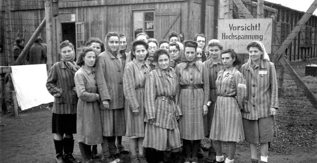 photo  parmi ceux qui ont connu les camps de concentration, figurent de nombreuses femmes, regroupées à ravensbrück (ici photographiées à lemmer, aux pays-bas). anne-marie bizot est la deuxième en partant de la gauche, elle cache en partie sa sœur renée. geneviève est la quatrième.  &copy;  daniel potron 