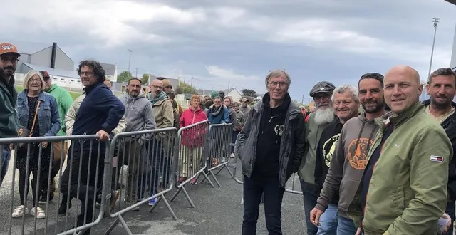 photo  il y avait foule au stade de penmarc’h (finistère) pour acheter des billets pour le concert de manu chao le 15 juin. l’équipe de god save the kouing ont accompagné les fans de 13 h à 18 h avant la vente des billets sur internet.  &copy;  ouest-france 