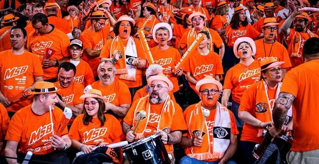 photo  un peu plus d’un milliers de supporters manceaux ont pu se déplacer dans les tribunes de l’accor arena de bercy.  &copy;  le maine libre yvon loue 