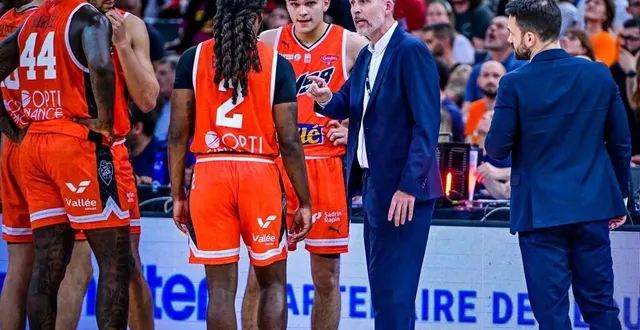 photo  guillaume vizade entouré de ses joueurs, ce samedi 26 avril 2025, lors de la finale de coupe de france remportée par paris contre le msb.  &copy;  le maine libre - yvon loué 