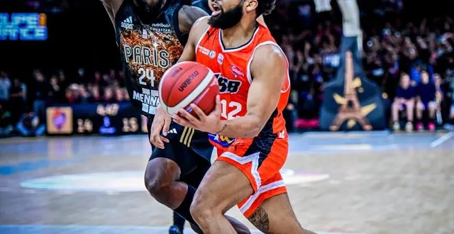 photo  le manceau trevor hudgins tente de dépasser yakuba ouattara, ce samedi 26 avril 2025, lors de la finale de la coupe de france à l’accor arena de bercy.  &copy;  photo : le maine libre - yvon loué 