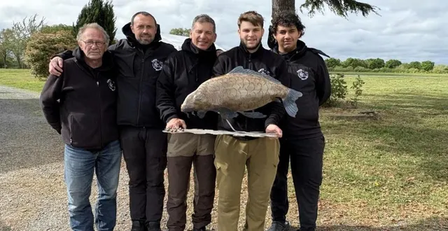 photo  les quatre noyennais vainqueurs avec le président à gauche.  &copy;  le maine libre 
