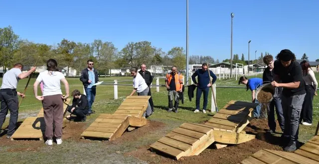 photo  les jeunes ont fabriqué des transats en bois également prévus pour durer.  &copy;  le maine libre 
