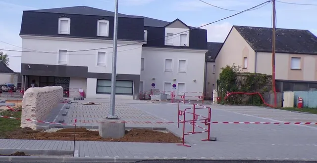 photo  à droite du mur, les 14 places de stationnement qui seront créées route de parigné-l’évêque, qui croise la rue principale.  &copy;  le maine libre 