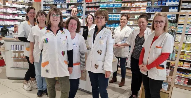 photo  les futures retraitées catherine chauvin et marie-christine peltier (au premier plan) entourées de leurs collègues de la pharmacie du val d’egray.  &copy;  co 