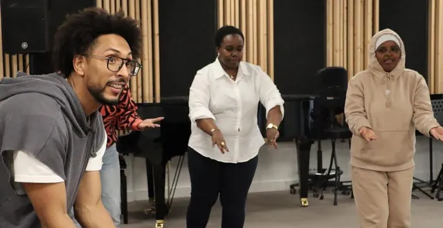 photo  le danseur professionnel houssni mijem a offert un cours particulier aux bénéficiaires d’alpha sablé venus à la rencontre de la compagnie hervé koubi en marge du spectacle sol invinctus programmé à l’entracte, samedi 26 avril 2025.  &copy;  ouest-france 