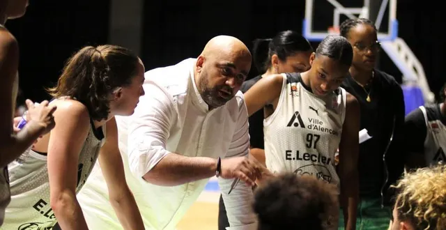 photo  fayssal rhennam et ses joueuses ont un coup à jouer à montbrison, ce dimanche 27 avril, à l’occasion du match 1 des demi-finales de playoffs.  &copy;  archives nathalie douley 