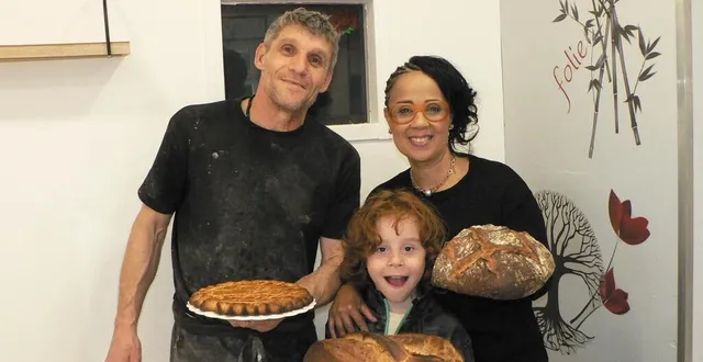 photo  roland dupont, ayden, 9 ans, et marie angame sont heureux de leur décision d’avoir rouvert la boulangerie du village.  &copy;  ouest-france 