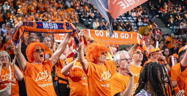 photo  les fidèles supporters du msb avaient fait le déplacement à l’accor arena de paris.  &copy;  dominique breugnot/ouest-france 