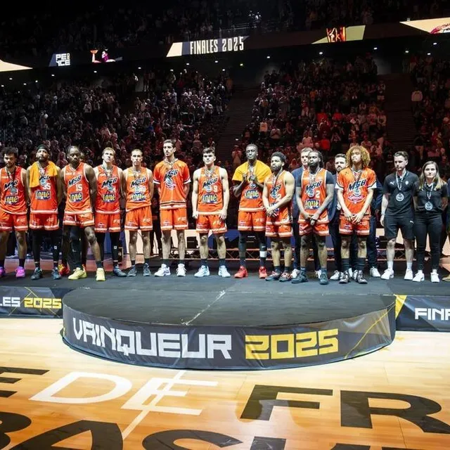 photo les joueurs du msb récupèrent leur médaille lors de la cérémonie protocolaire.  ©  dominique breugnot/ouest-france